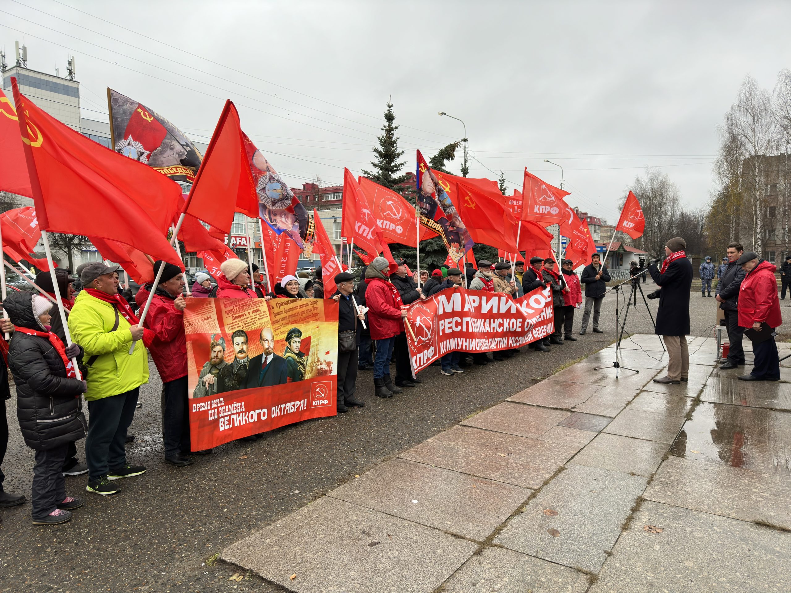 В Йошкар-Оле прошел митинг в честь 106-й годовщины Великой Октябрьской  социалистической революции — КПРФ Марий Эл